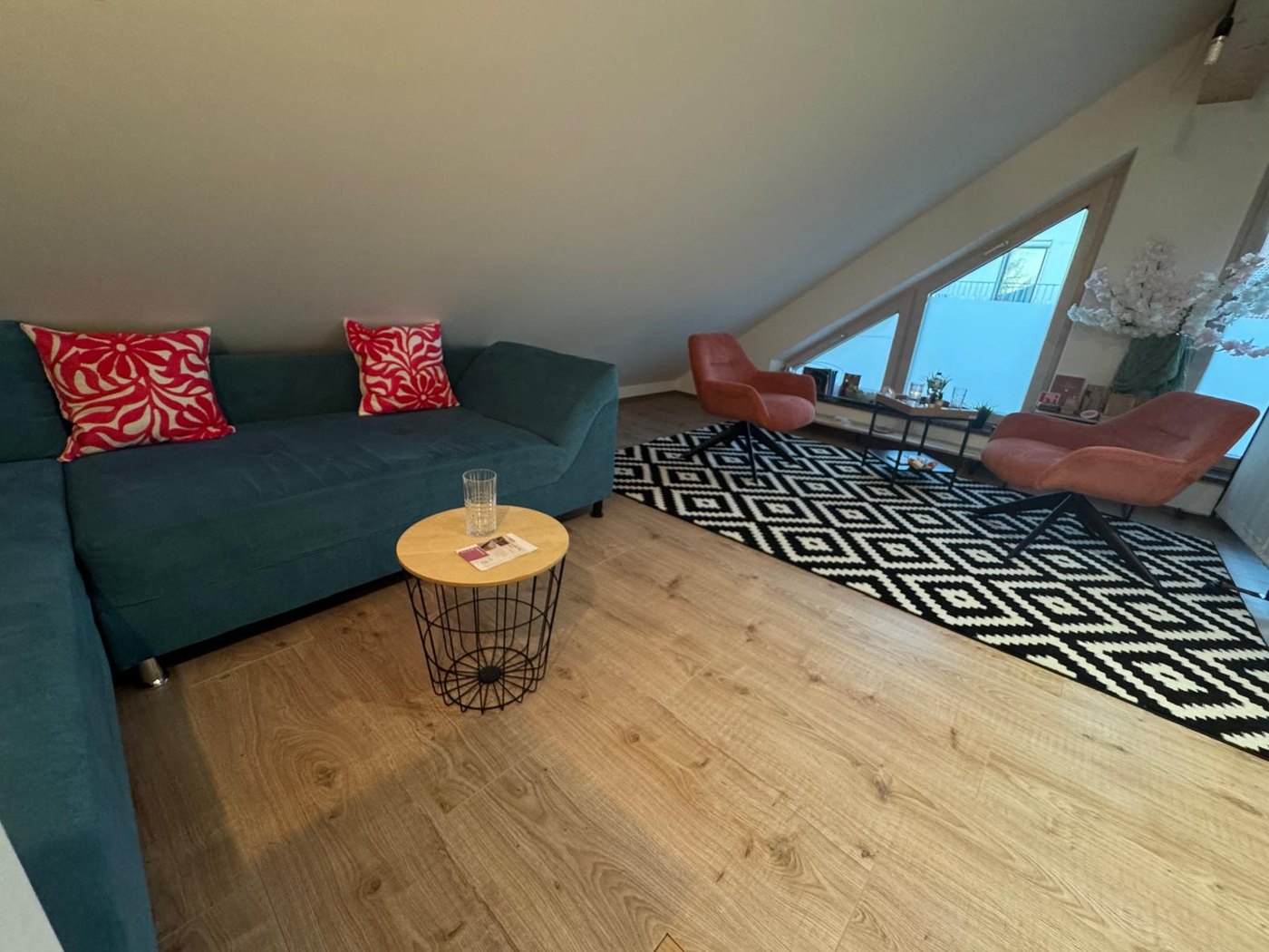 Coaching-Raum von Tina Ressle mit Sofa und zwei Sesseln